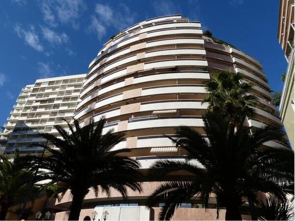 Appartement aux beaux volumes bénéficiant d'une vue panoramique sur la mer et Monaco - 1