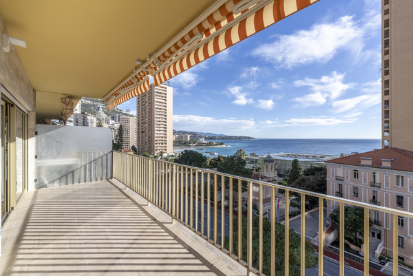 Très bel appartement entièrement rénové avec de noble matériaux et bénéficiant d'une vue sur la mer - 1