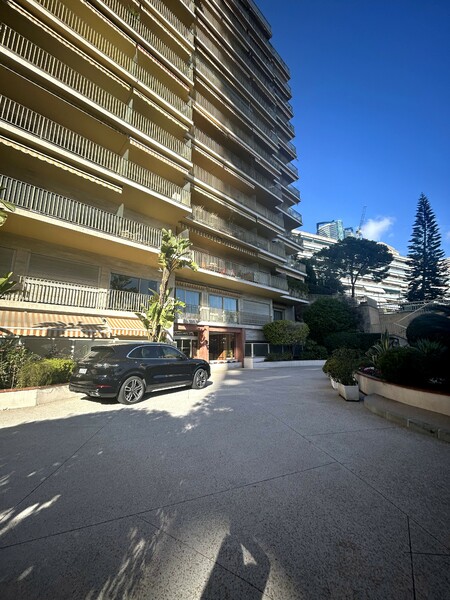 Très bel appartement entièrement rénové avec de noble matériaux et bénéficiant d'une vue sur la mer - 8