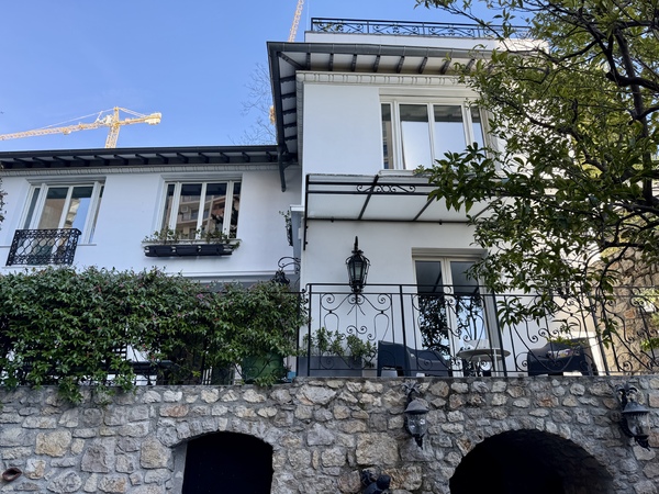 Villa rénovée avec jardin, piscine chauffée et garage pour 4 véhicules - 3