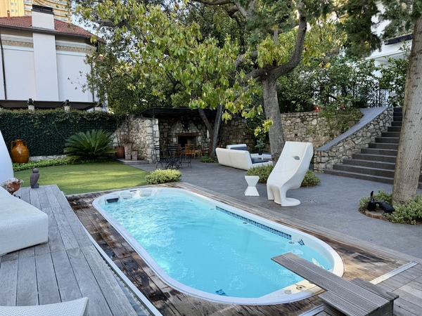 Villa rénovée avec jardin, piscine chauffée et garage pour 4 véhicules - 2