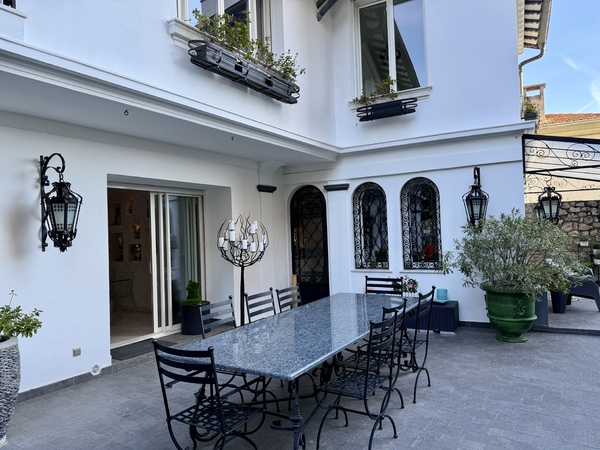 Villa rénovée avec jardin, piscine chauffée et garage pour 4 véhicules - 4
