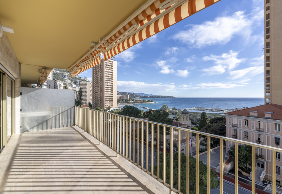 Très bel appartement entièrement rénové avec de noble matériaux et bénéficiant d'une vue sur la mer